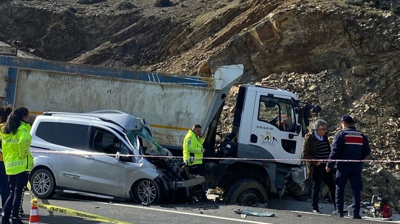 Çanakkale'de kamyon ve hafif ticari aracın çarpışması sonucu 1 kişi hayatını kaybetti