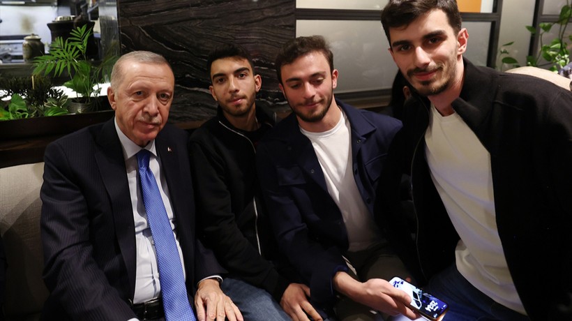 Cumhurbaşkanı Erdoğan Ankara'da bir kafede vatandaşlarla sohbet etti