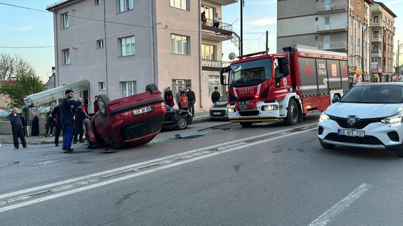 Park halindeki araca çarpan otomobil ters döndü: 1 yaralı