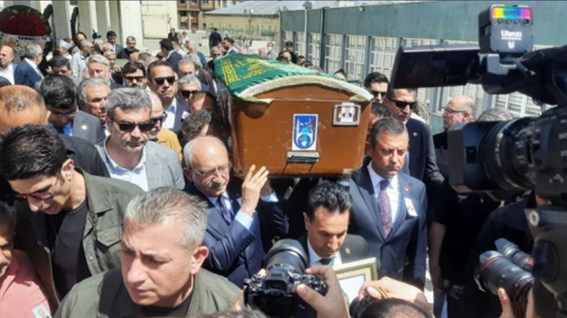 Kemal Kılıçdaroğlu ve Özgür Özel cenazeden cenazeye görüşüyor! Tabuta birlikte omuz verdiler