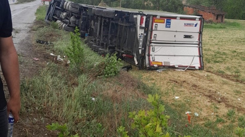 Denizli'de kayganlaşan yoldan çıkan tır kanala devrildi