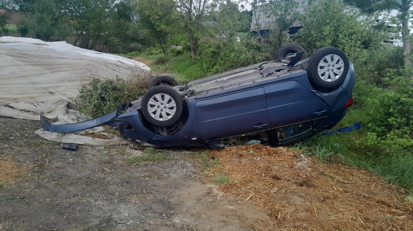 Denizli'de tırın çarpmasıyla birlikte takla atan otomobilde 3 kişi yaralandı