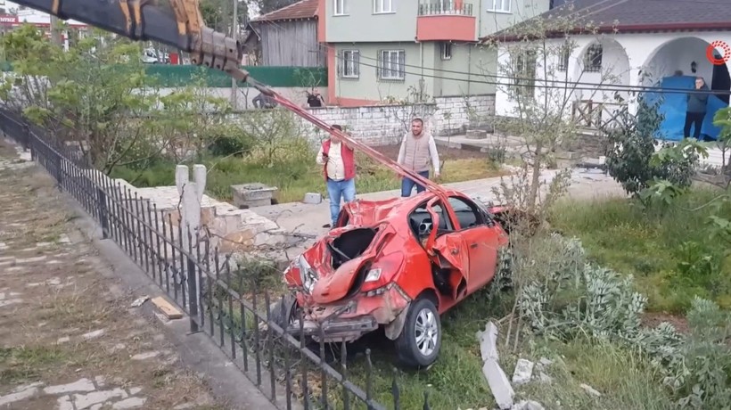 Samsun'da kontrolden çıkan otomobilin evin avlusuna uçtuğu kazada 2 kişi ağır yaralandı