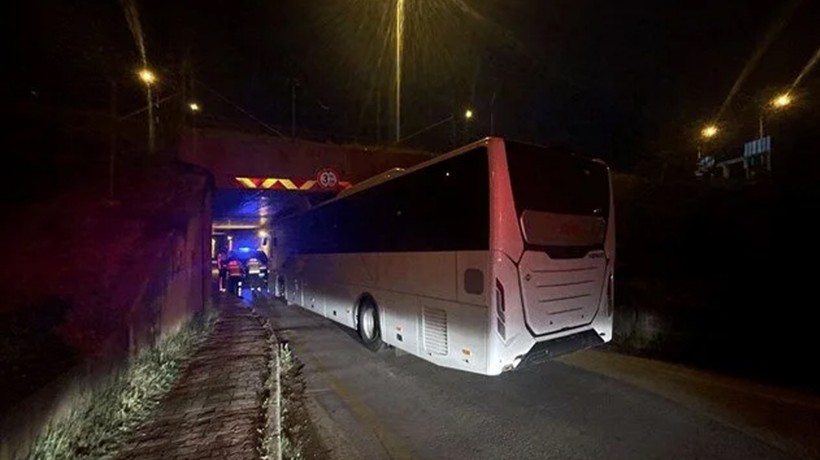 Bolu'da alt geçide sıkışan yolcu otobüsü kurtarıldı