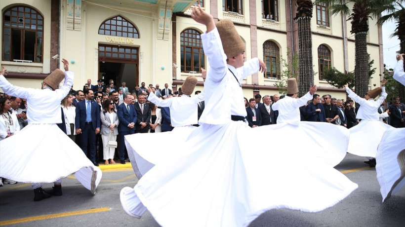 Manisa'da festivaller kapsamında yaklaşık 7 ton mesir macunu halka saçıldı