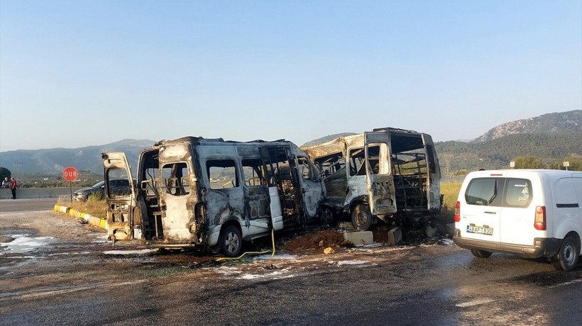 Muğla'da iki minibüsün çarpıştığı kazada 14 kişi yaralandı