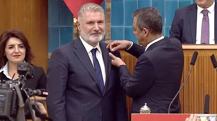 Rozeti Özgür Özel taktı! İYİ Parti'den ayrılan Bahadır Erdem CHP'ye katıldı