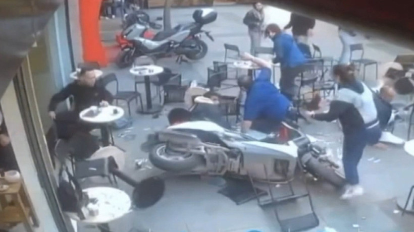 Motosiklet kafede oturanların ortasına daldı: Çok sayıda yaralı var