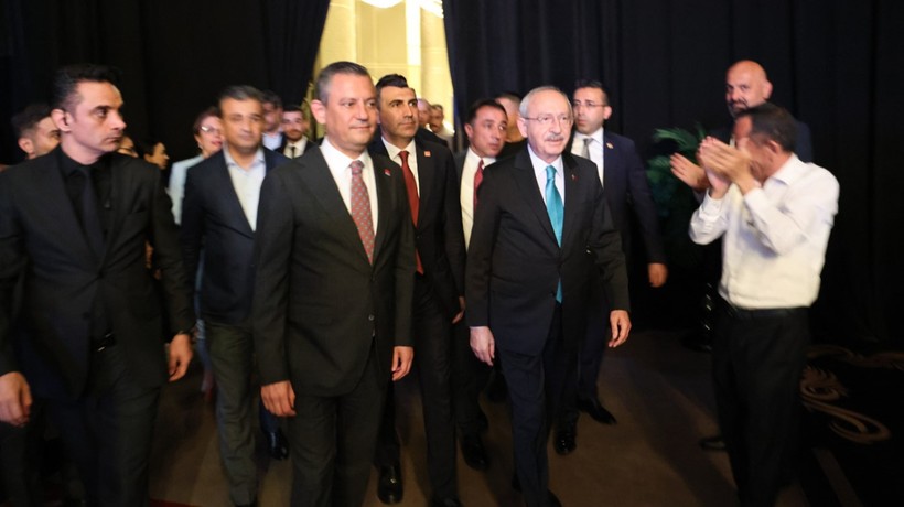 Kemal Kılıçdaroğlu'ndan siyasi nezaket: Özel’e yol verdi, birlikte şahitlik ettiler