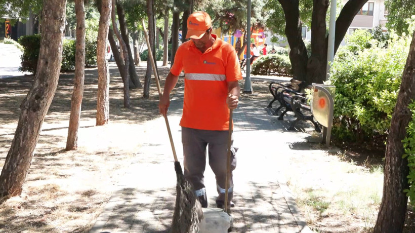 Bakırköy'de bir temizlik görevlisi bulduğu para dolu çantayı teslim etti