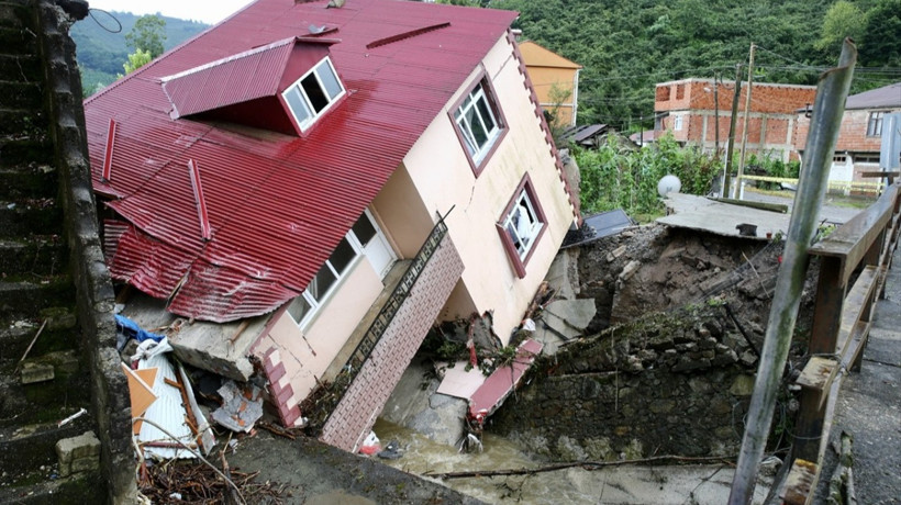 Giresun'da sağanak nedeniyle bir ev yan yattı, su baskınları oluştu