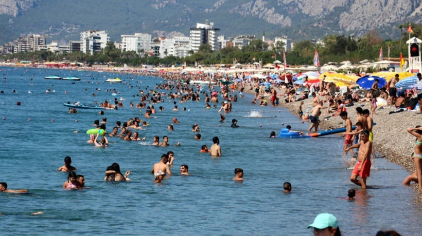 Sıcağı gören plaja koştu! Antalya doldu taştı