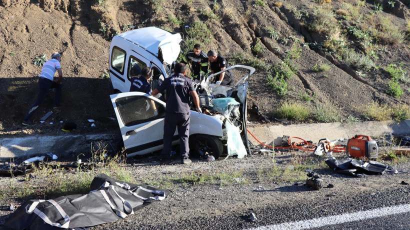 Erzurum'da ambulans ile hafif ticari araç çarpıştı: 4 ölü, 1 yaralı
