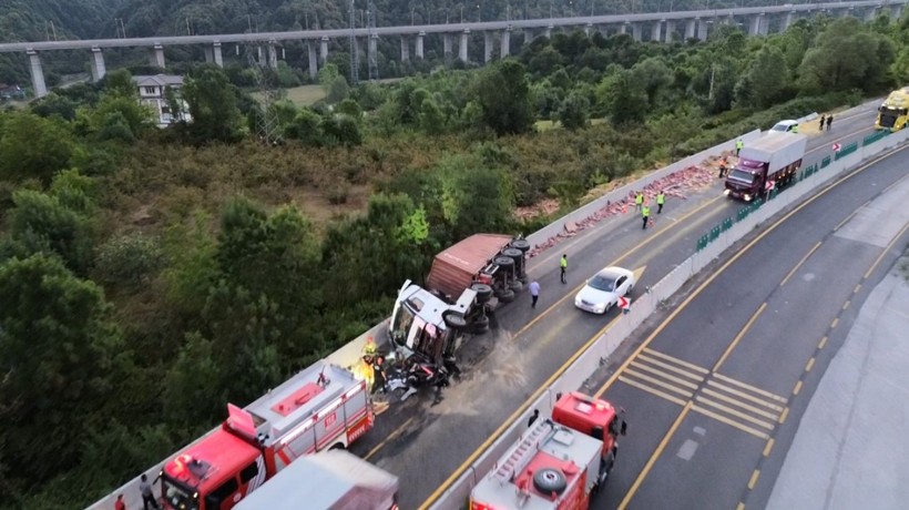 Düzce’de zincirleme kaza! Makarna yüklü tır, otobüs ve otomobile çarptı