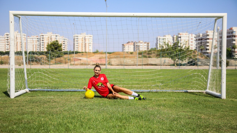 Ünlü model Nevide Çiçek'in futbol aşkı