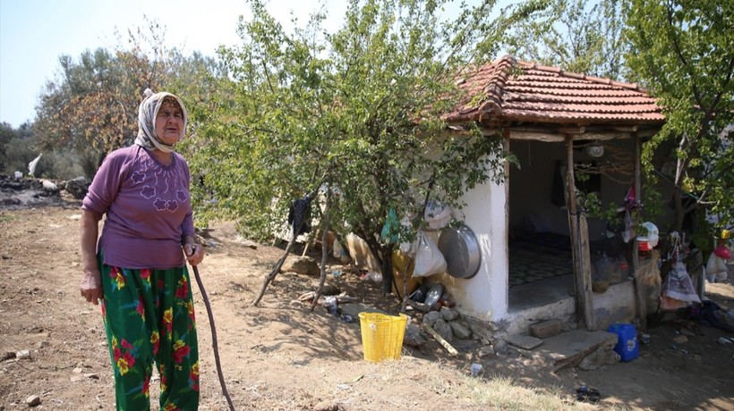 70 yaşındaki kadın kuru otları temizleyerek evini orman yangınından kurtardı