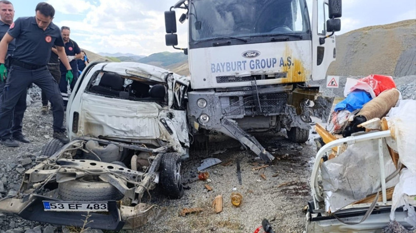 Erzurum'da feci kaza! Hafriyat kamyonu ile pikabın çarpıştı, 3 kişi öldü, 2 kişi yaralandı