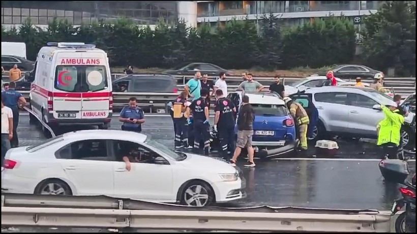 Bağcılar TEM'de zincirleme kaza! 2 ölü 5 yaralı