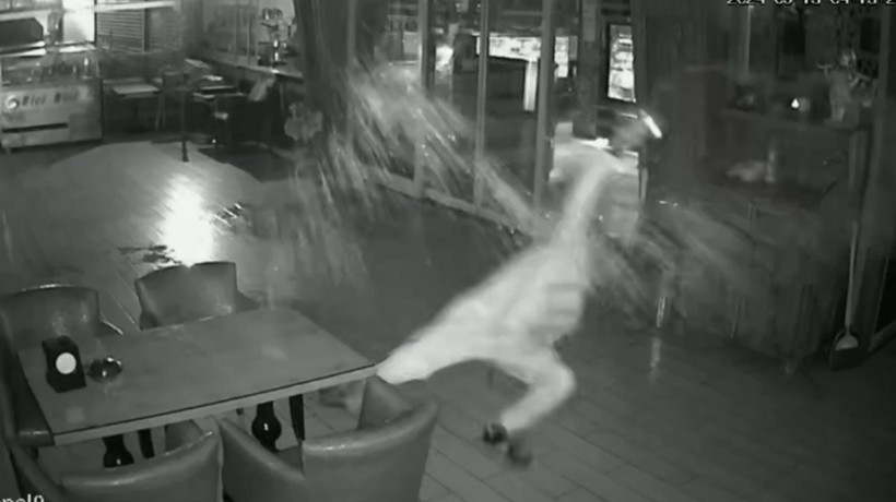 10 milyon dolar haraç ödemeyi reddettiği iddiasıyla kafesi kundaklandı: O anlar kamera ile kayda alındı