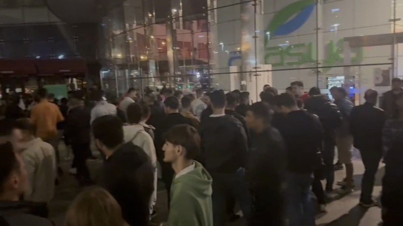 120 bin TL'lik telefon nöbeti! Geceden kuyruğa girdiler
