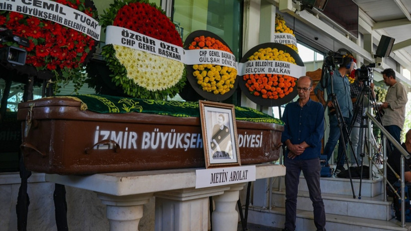 Metin Arolat memleketi İzmir'de son yolculuğuna uğurlandı