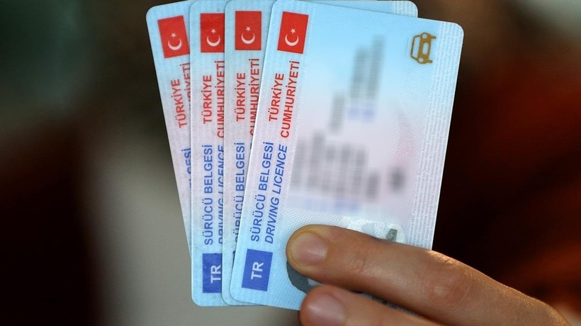 Ehliyetini yenilemek isteyenler engellere isyan ediyor: 2 TL için banka sırasına giriyoruz!