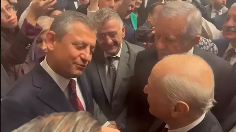 Bahçeli ve Özel, TBMM resepsiyonunda ayaküstü sohbet etti: Birbirimizi kırmıyoruz inşallah