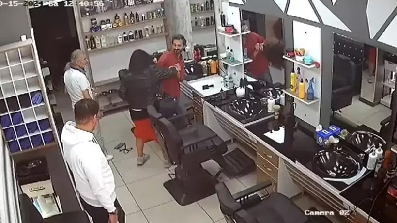 Ankara'da bir kadının eski eşini darbettiği anlar kameralara yansıdı