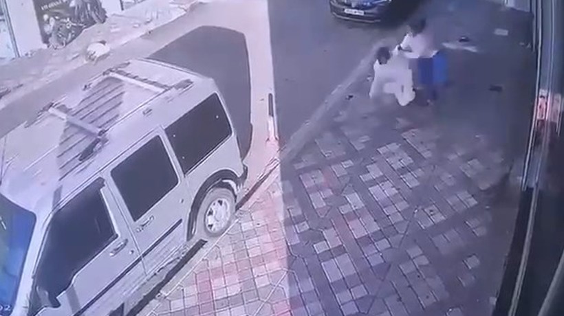 Bağcılar'da hırsızların ev sahibine yakalandığı anlar kamerada