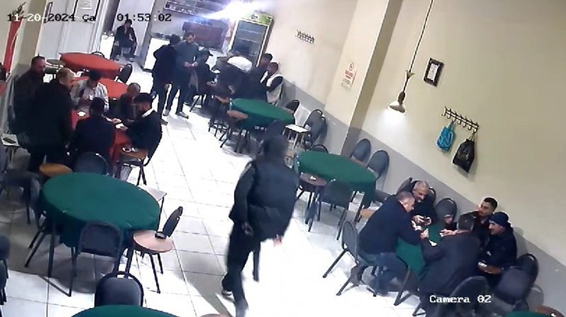 Kahvehanede okey oynarken pompalı tüfekle saldırıya uğradı: O anlar kamerada