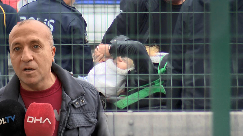 Bahçelievler'de korku dolu anlar! Polise bıçak çekti; bacağından vuruldu: Adam canlı bomba gibi bağırdı