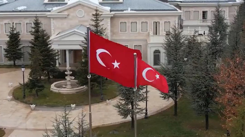 FETÖ'nün Varlık Fonu'na devrilen malikanesine Türk Bayrakları çekildi