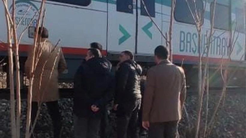 Ankara'da facianın kıyısından dönüldü! Yolcu treni kayaya çarptı: Makinist yaralı