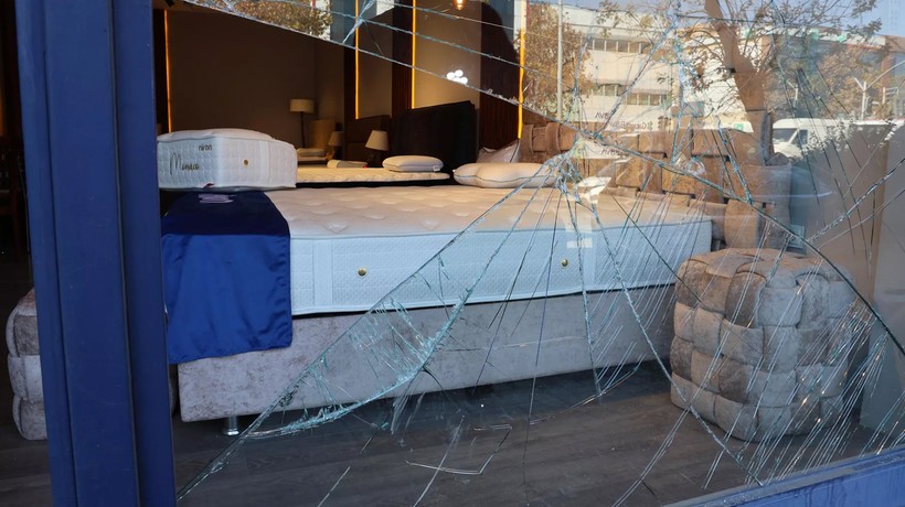 İzmir'de alkollü adam yatak mağazasını evi sandı: Camı kırıp içeride uyuyakaldı