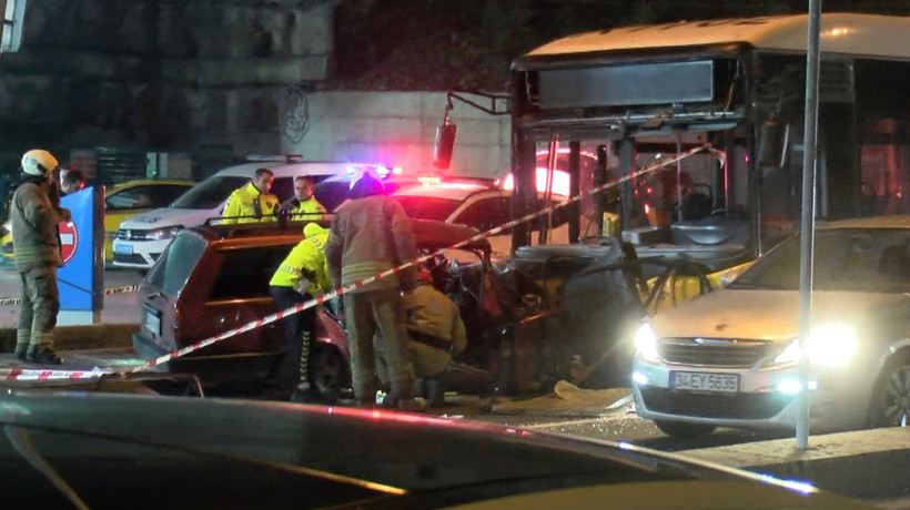 İETT otobüsü ile otomobil kafa kafaya çarpıştı, araç paramparça oldu