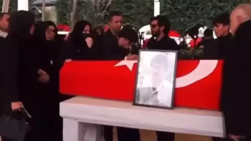 Ferdi Tayfur'un tabutu başında yüksek tansiyon! Kızı Tuğçe Tayfur ile yeğeni Şirin Gözalıcı birbirine girdi: O buraya gelmeyecek!