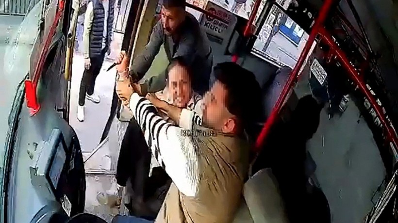 Çocuğunu göstermeyen kocasını direksiyon başında esir alıp bıçakladı! O anlar kamerada