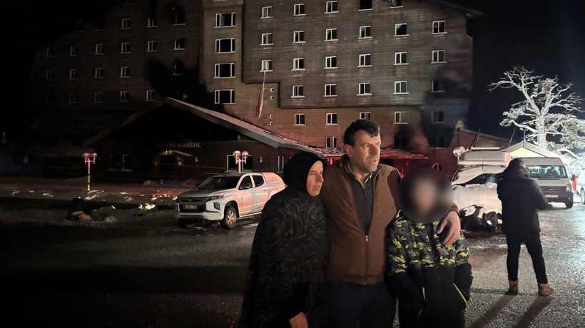 Bolu'daki yanan oteli görmek için fazladan 30 kilometre giden aile bir de hatıra fotoğrafı çektirdi