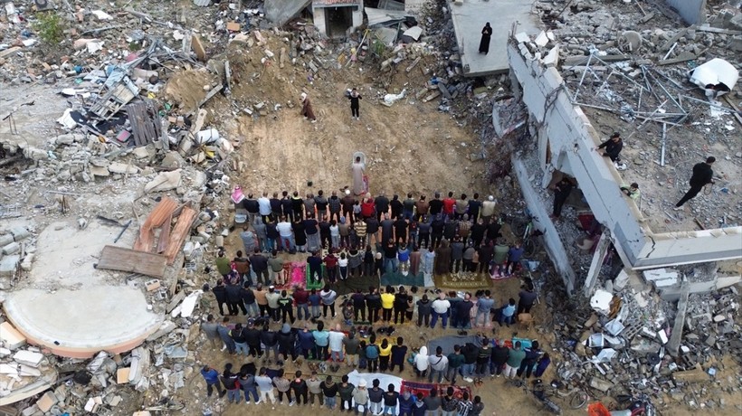 Han Yunus'ta Filistinliler enkaz arasında cuma namazı kıldı