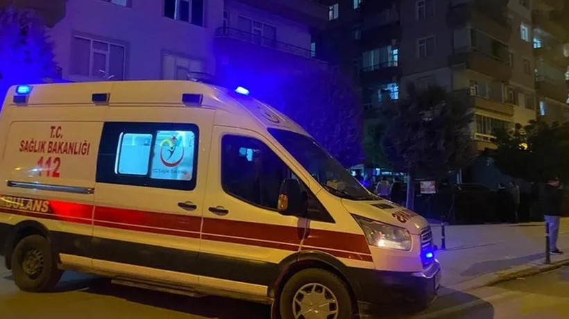 Annesini, babasını ve kardeşini öldürüp intihar etti