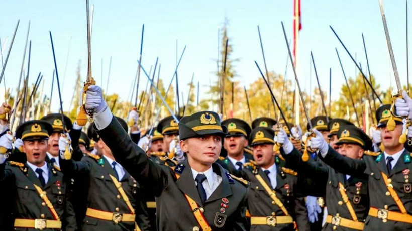 Teğmenlerle sınırlı kalmadı! Komutanları da ihraç edildi