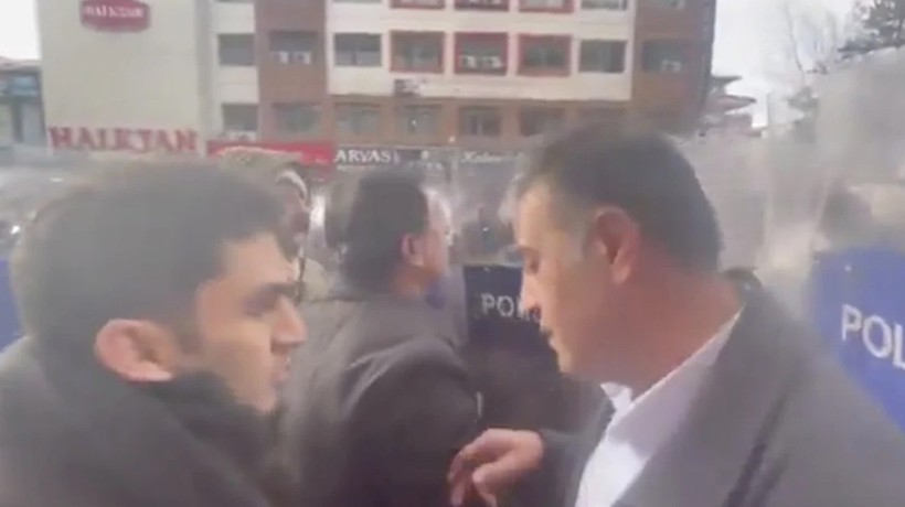 DEM Parti Van milletvekili Mahmut Dindar'dan polis ekiplerine saldırı