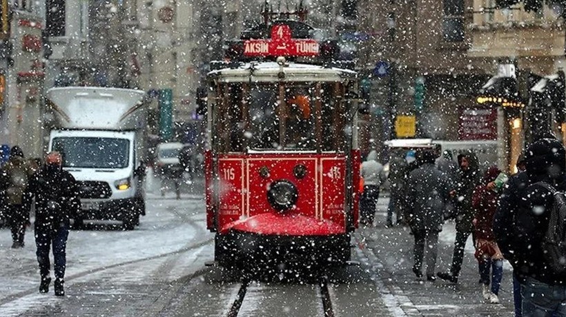 İstanbullular dikkat! Sıcaklıklar düşüyor lapa lapa kar geliyor! Atkıları eldivenleri çıkarın kalınlığı cetveli geçecek