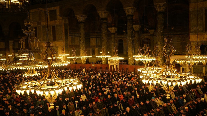 On bir ayın sultanı ramazanın ilk teravih namazı kılındı