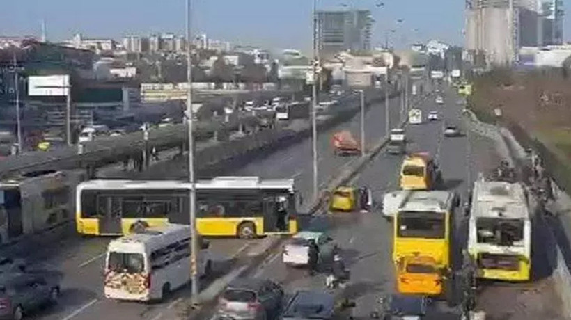 E-5'te İETT otobüsü kaza yaptı! Yol trafiğe kapandı