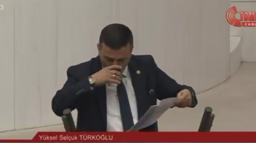 Meclis kürsüsünde su içen vekile sesler yükseldi: Ramazan ayındayız, unuttun galiba