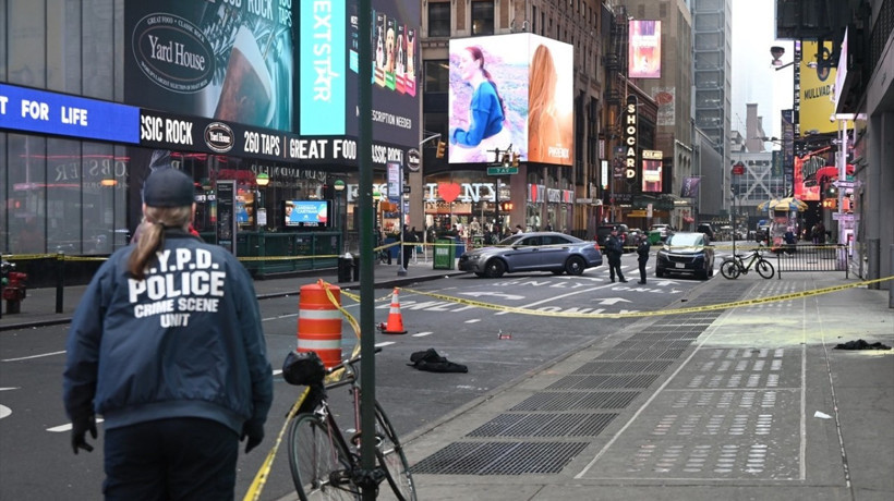 Times Meydanı'nda bir adam kasıtlı olarak ateşe verildi