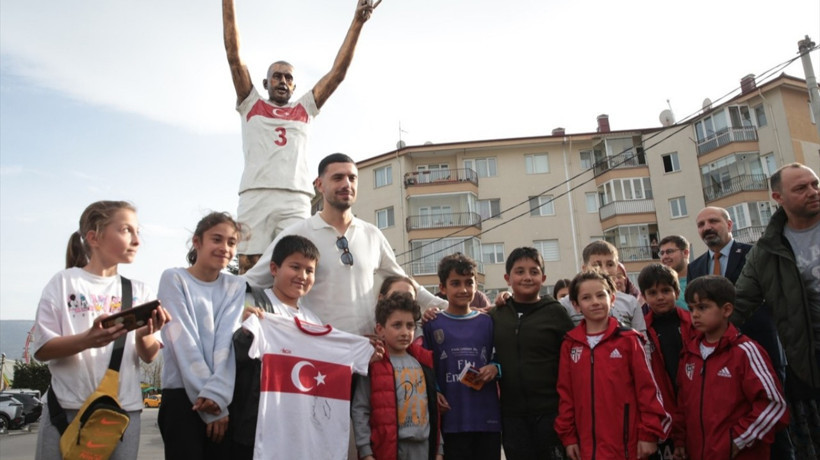 Milli futbolcu Merih Demiral, Bolu'daki heykelini ziyaret etti: "İyi ki de yapmışım"