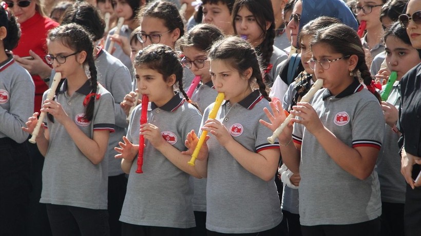 Alanya'da 850 öğrenci flütle Çanakkale türküsü çaldı