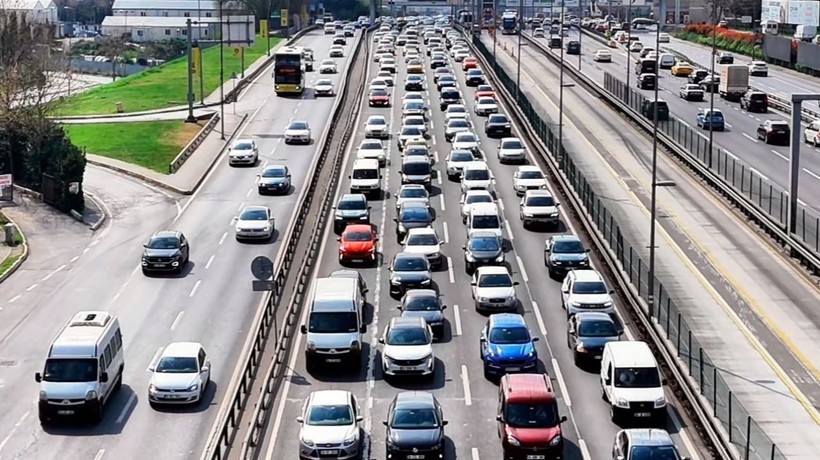 İstanbul'da bayramın ilk günü trafik kilitlendi